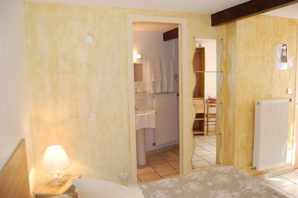 Auberge Du Bord Des Eaux - Demi-Pension Assuree Sur Reservation Сент-Аман-лез-О Номер фото