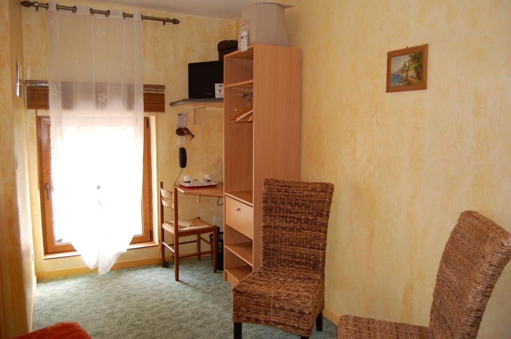 Auberge Du Bord Des Eaux - Demi-Pension Assuree Sur Reservation Сент-Аман-лез-О Номер фото