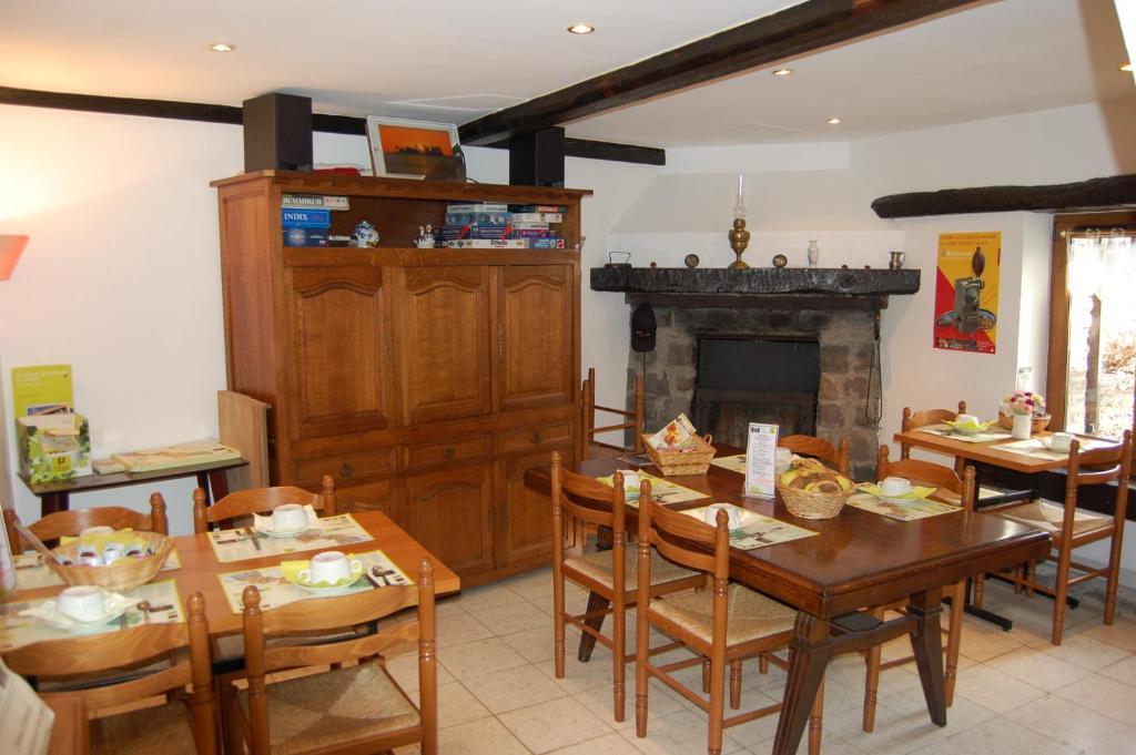 Auberge Du Bord Des Eaux - Demi-Pension Assuree Sur Reservation Сент-Аман-лез-О Экстерьер фото